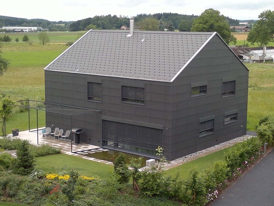 Einfamilienhaus mit einheitlicher Dach- und Fassadenhülle