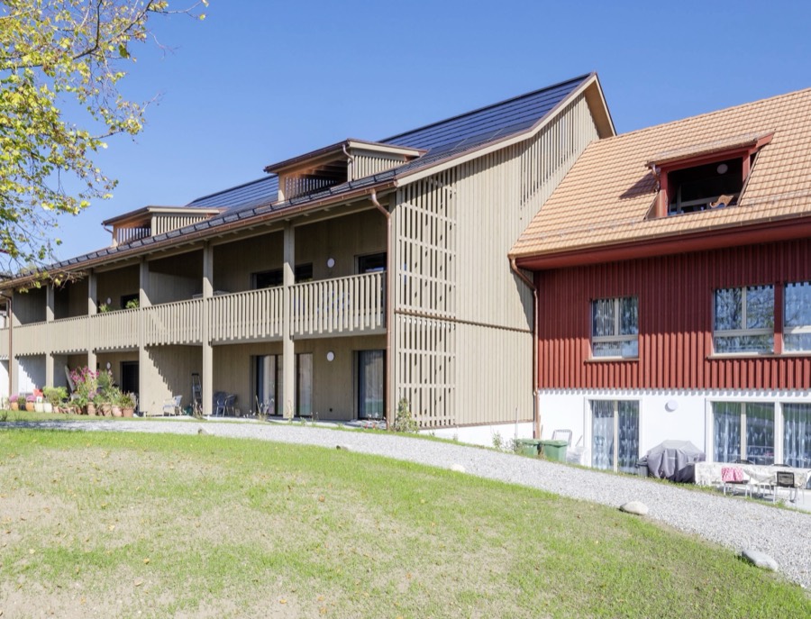 Holzfassade eines Mehrfamilienhauses in Hüttwilen
