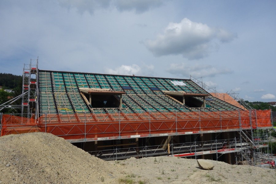 Photovoltaik-Montage in der Bauphase