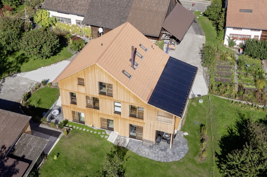 Steildach mit Photovoltaik, Mehrfamilienhaus in Seegräben