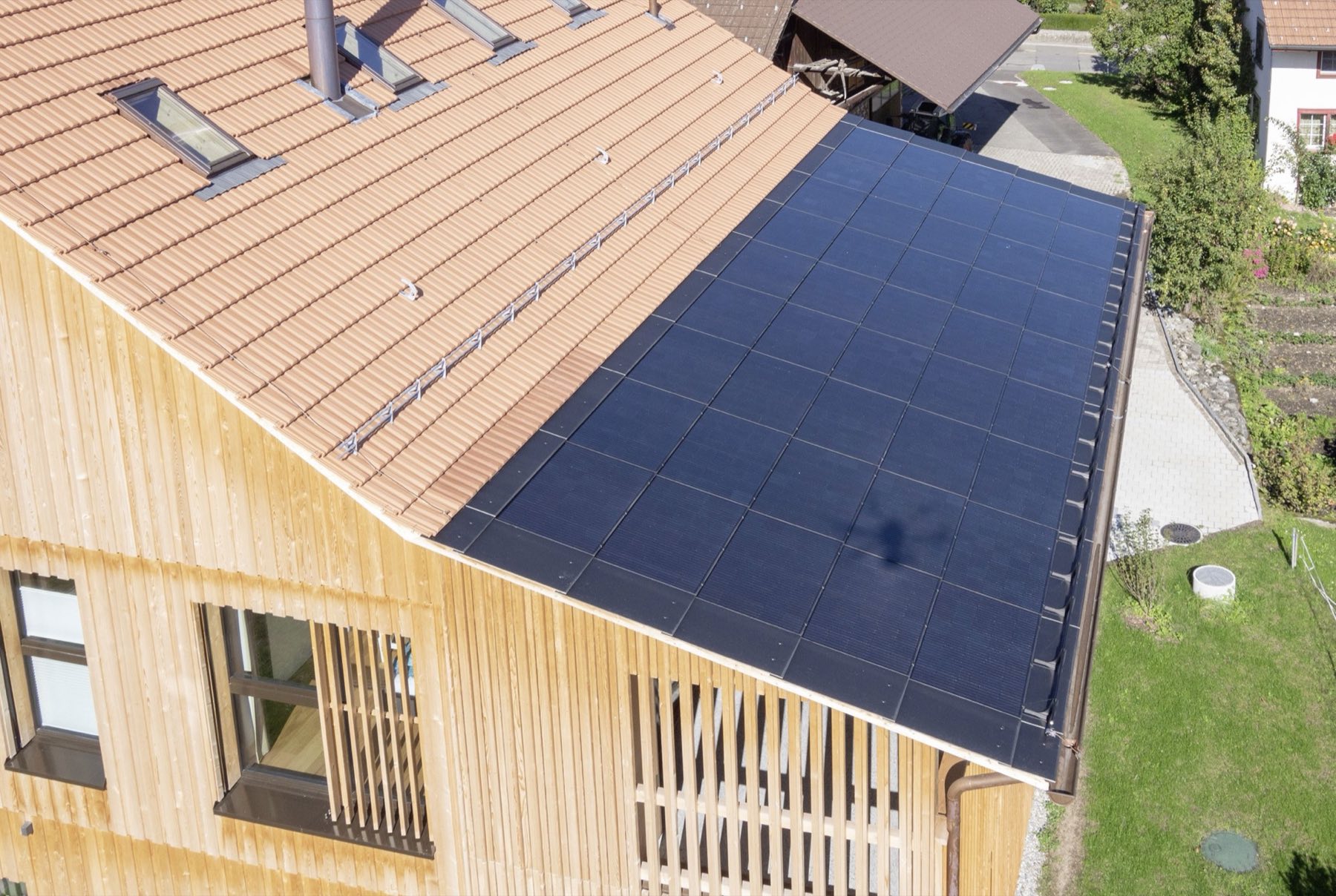 Steildach mit Photovoltaik eines Mehrfamilienhauses am Pfäffikersee