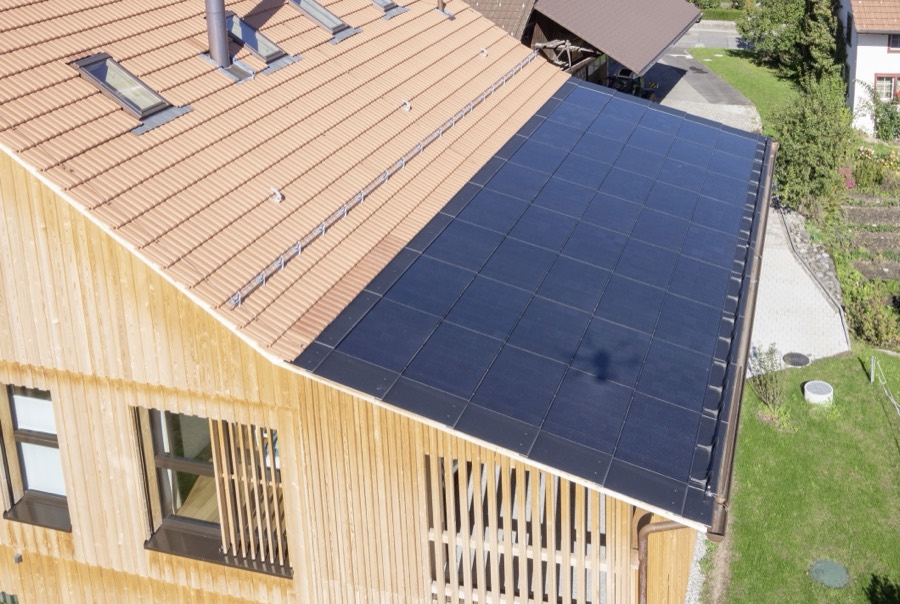 Steildach mit Photovoltaik, Mehrfamilienhaus in Seegräben
