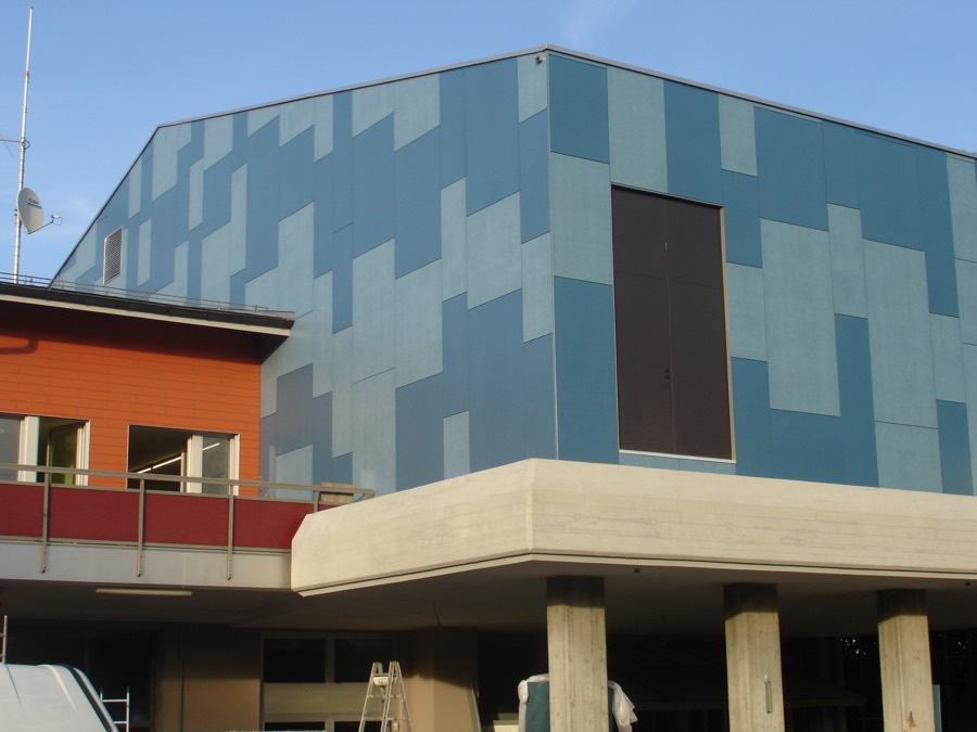 Werkgebäude mit farbiger Fassade aus Faserzementplatten