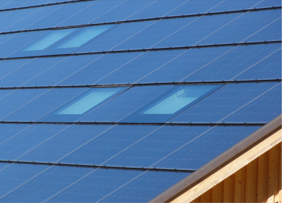 Photovoltaik-Module mit integrierten Dachfenstern in Zell