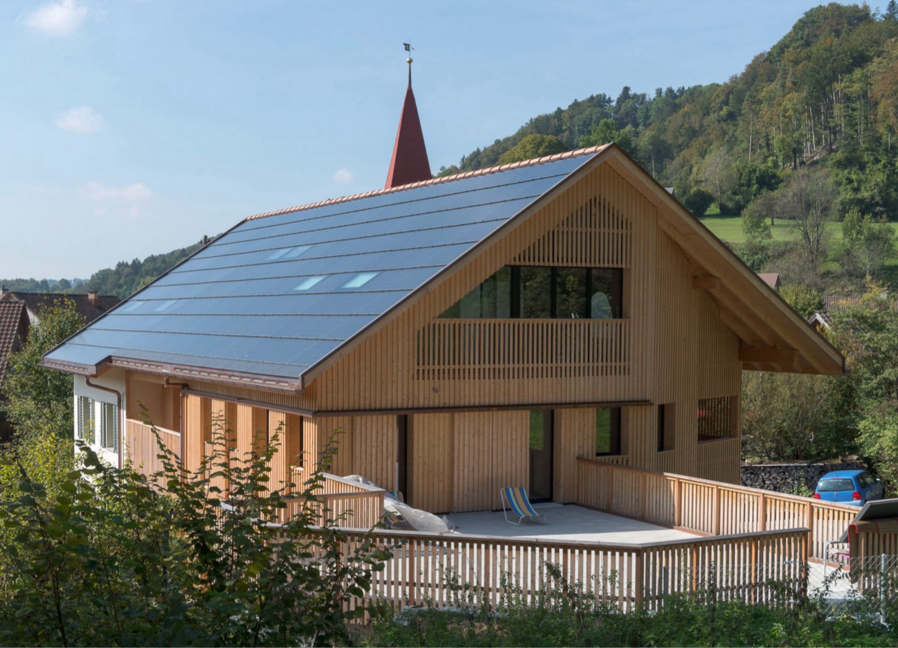 Sanierter Holzbau in Zell mit dunklem Photovoltaik-Dach und integrierten Dachfenstern