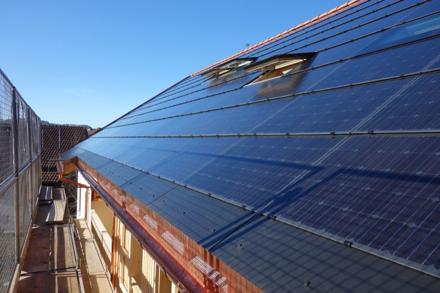 Photovoltaik-Dach mit integrierten Dachfenstern in Zell
